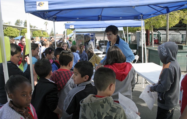 Co-director of UC Cooperative Extension in Fresno County, Shannon Mueller, with children at Farm and Nutrition Day.