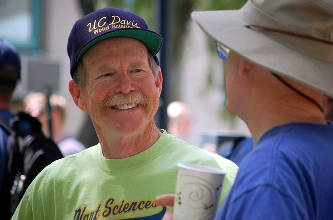 Cooperative Extension Specialist Tom Lanini shares weed advice at UC Davis Picnic Day 2011.