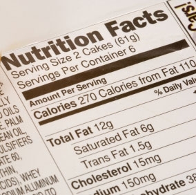 Estudie los datos sobre nutrición antes de comprar un alimento.