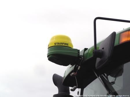 Receptor GPS montado en la cabina de un tractor. Los sistemas GPS se están usando cada vez más en la agricultura. Foto J. Williams.