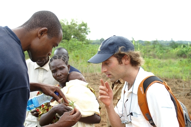 Un voluntario de Eco Finder discute el tema de las malezas con Michael Wolf, un estudiante de posgrado de UC Davis, en Kenia durante la primera ronda de proyectos del Fondo Trellis de Horticultura CRSP.