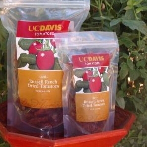 Los tomates deshidratados 	Russell Ranch están disponibles en la librería de UC Davis.